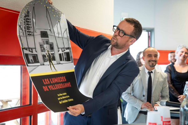 Le maire de Villeurbanne découvre l'affiche du film des élèves.
